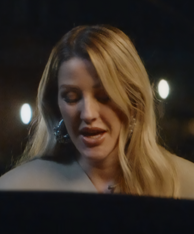 Ellie Goulding singing 